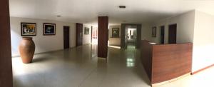 un pasillo con un jarrón en el medio de un edificio en Departamento Salta Capital en Salta