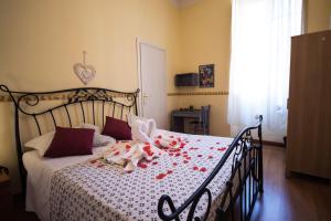una camera da letto con un letto fiorito di La Dolce Vita Guesthouse a Roma