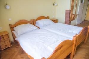 Łóżko lub łóżka w pokoju w obiekcie Hotel Azyl