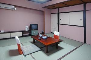 TV a/nebo společenská místnost v ubytování Tsuruya Ryokan