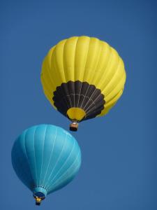 two hot air balloons flying in the sky at Motel Belle Riviere in Saint-Jean-sur-Richelieu