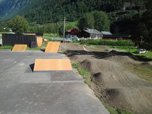 una fila de patinetas en la parte superior de un parque de patinaje en Folven Adventure Camp, en Hjelle