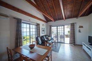 a living room with a table and a couch at Casa do Chafariz (Casas do Capelo) in Varadouro