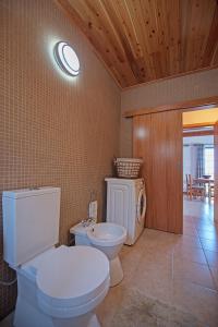y baño con aseo y lavamanos. en Casa do Chafariz (Casas do Capelo), en Varadouro