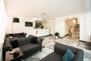 uma sala de estar com dois sofás e uma escada em Hotel Crawford em Sant'Agnello