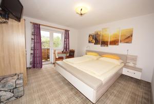 A bed or beds in a room at Pension Alexandra