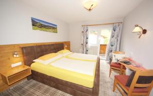 A bed or beds in a room at Pension Alexandra