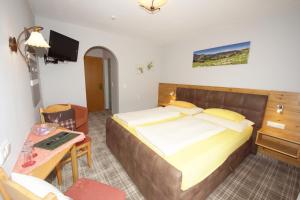 A bed or beds in a room at Pension Alexandra