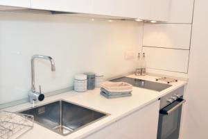 Una encimera de cocina con un fregadero y un fregadero. en Salerno Prestige Apartment, en Salerno 49 fotos más