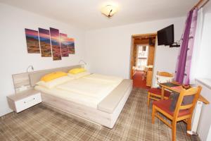 A bed or beds in a room at Pension Alexandra