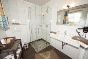 A bathroom at Pension Alexandra