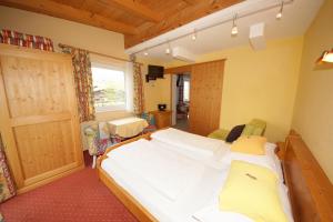 A bed or beds in a room at Pension Alexandra