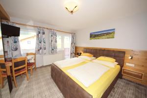 A bed or beds in a room at Pension Alexandra