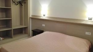 1 dormitorio con 1 cama con cabecera y 2 luces en Rentalmar Bahia Palace, en Miami Platja