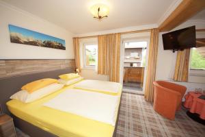 A bed or beds in a room at Pension Alexandra