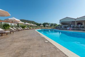 米西姆納的住宿－Moongarden Resort，度假村的游泳池配有椅子和遮阳伞