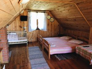 Postel nebo postele na pokoji v ubytování Guest House Viesu Māja Klētnieki