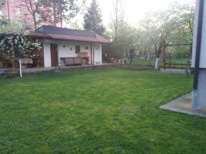 a house with a yard with a yard at Apartman "Beban" in Sarajevo