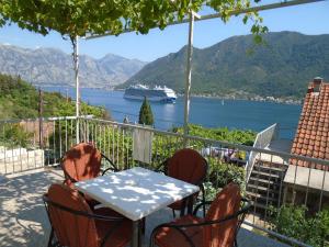 Imagen de la galería de Apartments Jovanović, en Perast