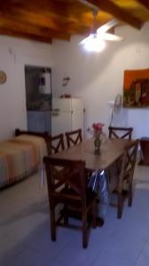 Habitación con mesa, 2 sillas y 1 cama. en Departamento Con Vistas a La Montaña, en Villa Carlos Paz