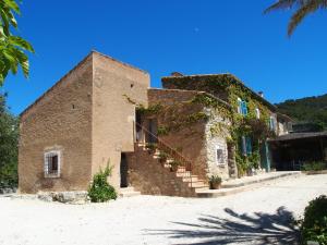 un antiguo edificio de ladrillo en la playa en Son Reus, en Es Carritxo