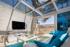 Televízia a/alebo spoločenská miestnosť v ubytovaní Luxury apartment Loreta