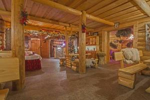 Cabaña de madera con una habitación con mesa y bancos en Willa Góralsko Riwiera, en Zakopane