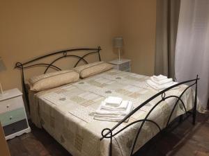 a bedroom with a bed with towels on it at Casa della Nonna Pasqua in Taranto