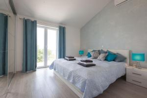 Postel nebo postele na pokoji v ubytování Villa Vintage & Modern + 37 fotografií