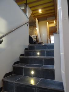 un conjunto de escaleras en una casa con luces en Luxe kamer Cadzand, en Cadzand