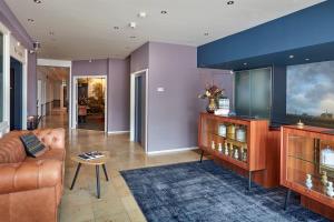 a living room with a couch and a table at Hotel Lion D'Or in Haarlem