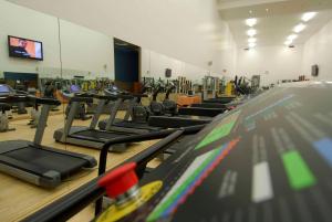 Fitness centrum a/nebo fitness zařízení v ubytování Hotel de Guimaraes Business & SPA