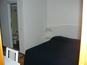 カットーリカにあるAppartamento Riviera Mareの小さなベッドルーム(ベッド1台、トイレ付)