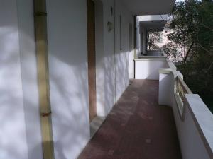 カットーリカにあるAppartamento Riviera Mareの窓のある家廊下