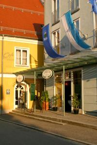 uma loja ao lado de uma rua da cidade em Altstadthotel Bad Griesbach em Bad Griesbach