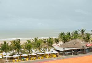 una vista aérea de una playa con sillas y sombrillas en Pousada Tambaú, en São Luís