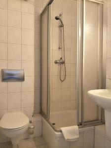 Ett badrum på Hotel Zum Grünen Tor