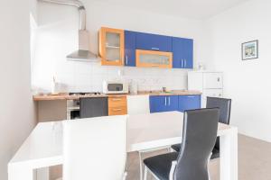 Kuchyň nebo kuchyňský kout v ubytování Apartments Miro