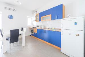 Kuchyň nebo kuchyňský kout v ubytování Apartments Miro