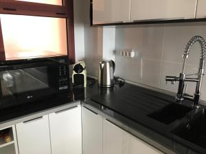Kuchyňa alebo kuchynka v ubytovaní Su Eminencia - Sea View Apartment with Modern Comforts