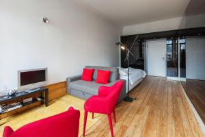 un salon avec un canapé et des chaises rouges dans l'établissement Go2oporto - Fontainhas Apartments, à Porto