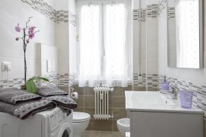 A bathroom at La casa di Giulia Még 15 kép
