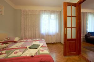 Ένα ή περισσότερα κρεβάτια σε δωμάτιο στο Apartment with courtyard