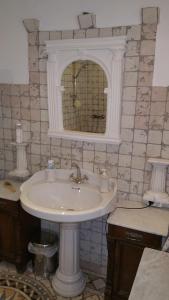 un baño con lavabo y espejo en Casa Mia, en Kassel 12 fotos más