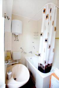 Koupelna v ubytování Rooms Feme