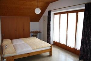 Säng eller sängar i ett rum på Ristorante Alpino