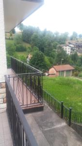 balkon z ogrodzeniem i trawnikiem w obiekcie Casamanu w mieście Enego