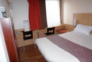 Rúm í herbergi á ibis Hotel Brussels Expo Atomium