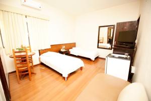Кровать или кровати в номере Galatas Central Hotel