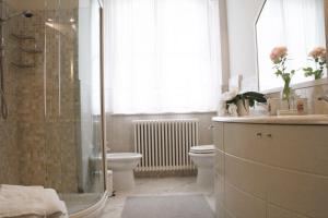 a bathroom with a shower and a toilet at Il Giardino delle Rose in Santa Maria Nuova